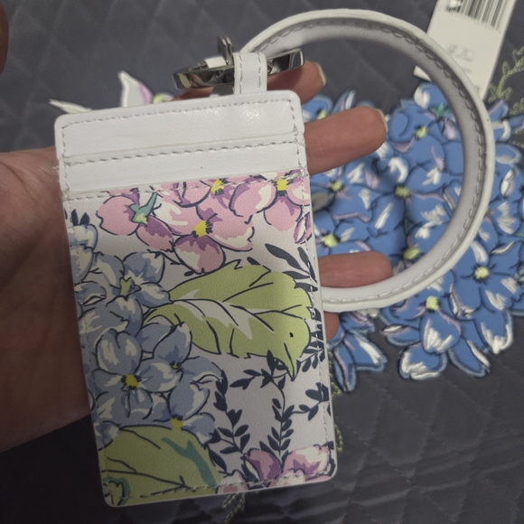 Vera Bradley Happy Hydrangeas Tote And A Bracelet Key Ring Card Case - Picture 7 of 7